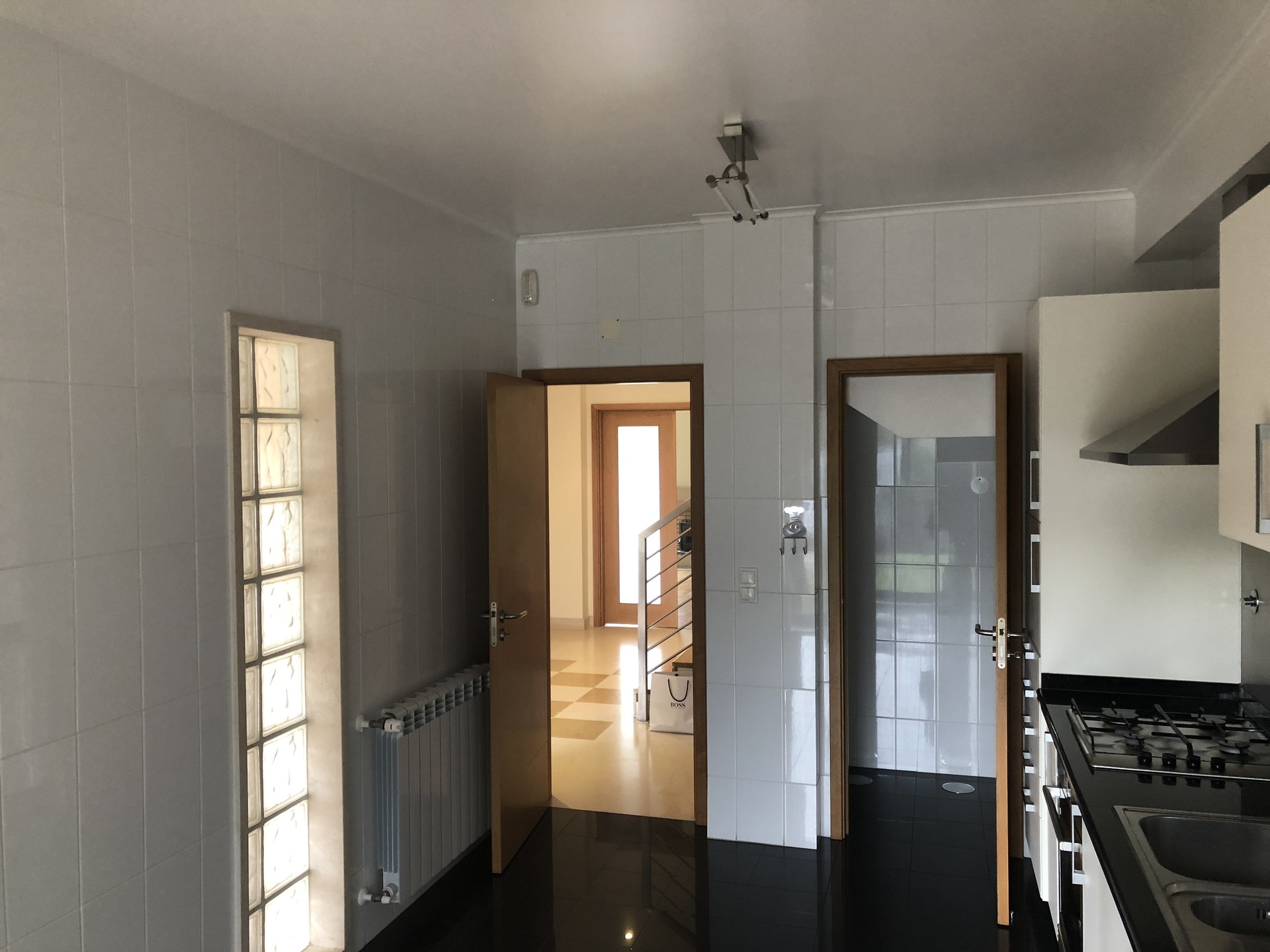 Sunny room with double bed close to Minho University