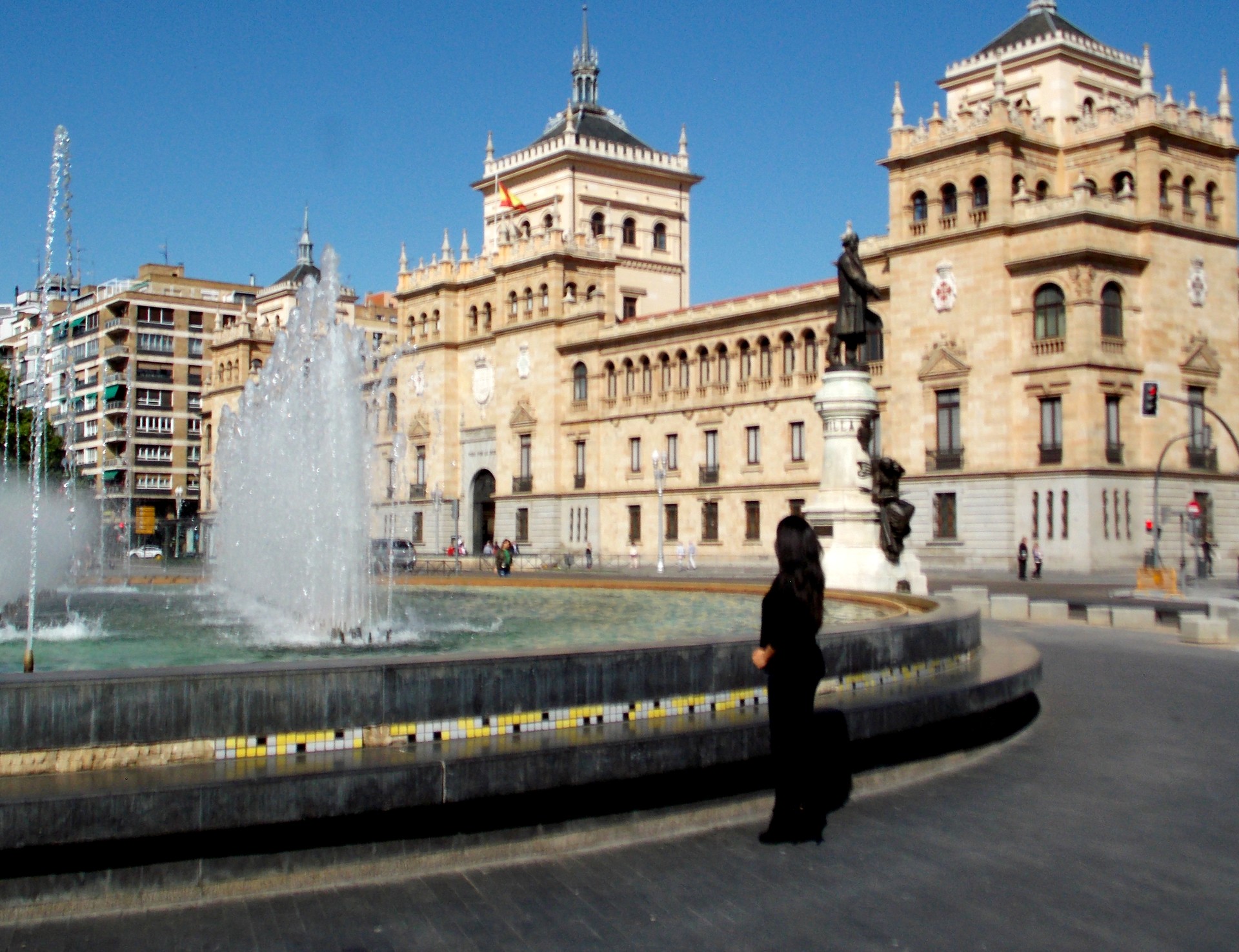 Monumento Zorrilla,Fuente y De fondo Academia de caballeria