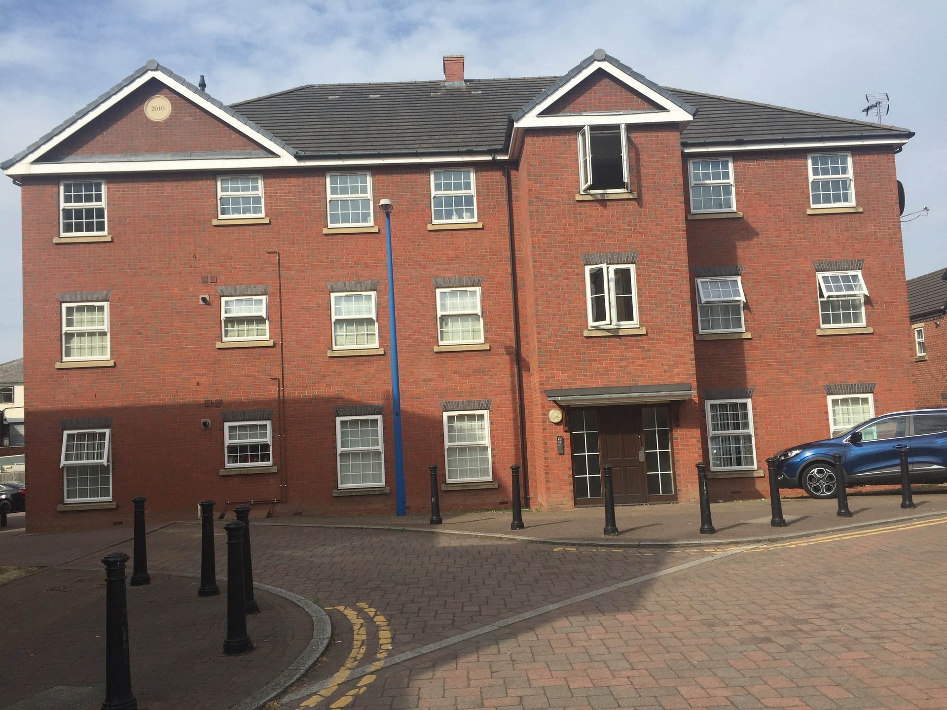 New build two bedroom flat near high street plus shopping area Room