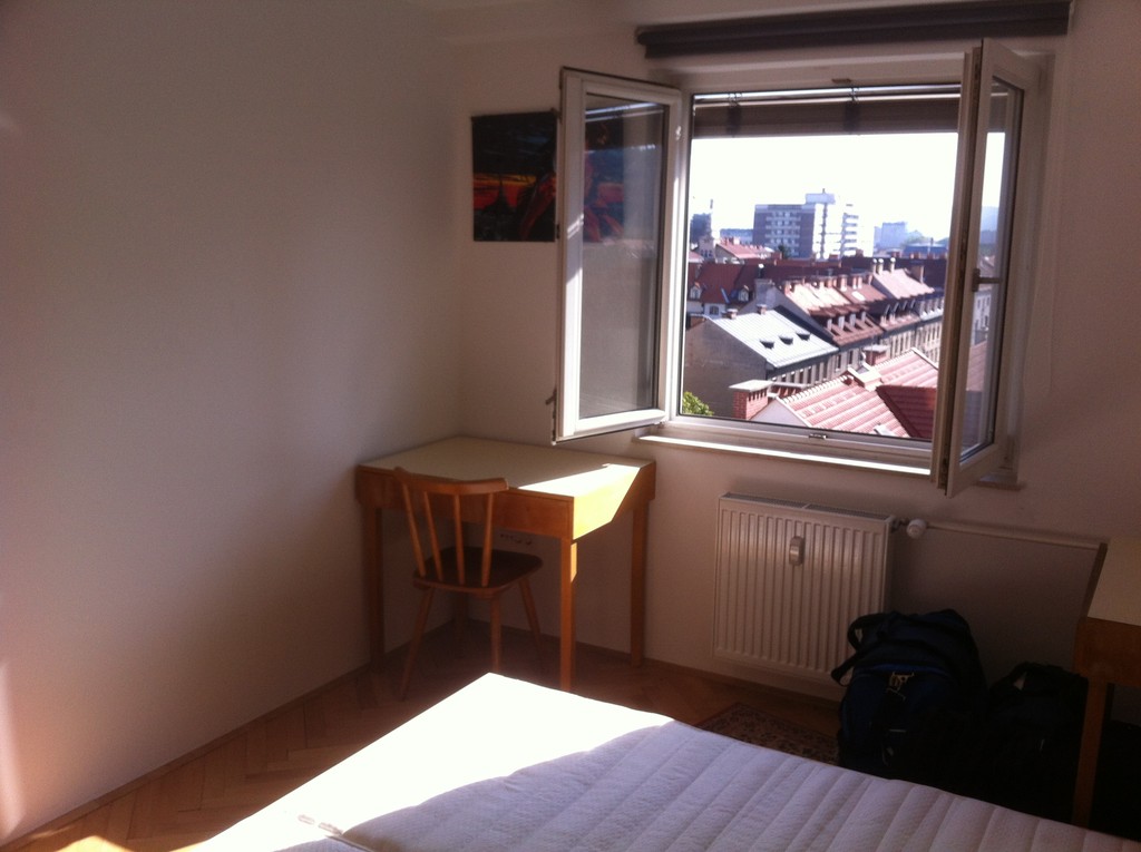 New, completely furnished room in shared apartment in the Centre of