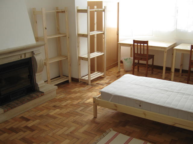 Nice and very large furnished twin room in Coimbra