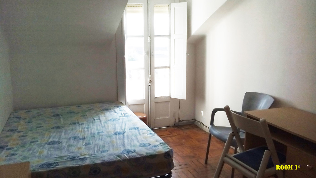 Great single room in independent apartment near Praça da República with nice views