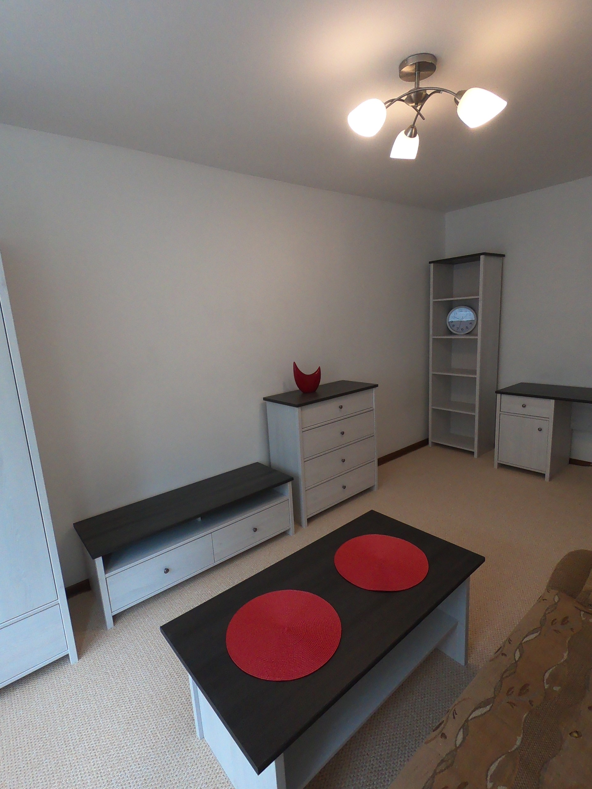 Nice Studio Apartment with all new furniture. Superb location. Flat