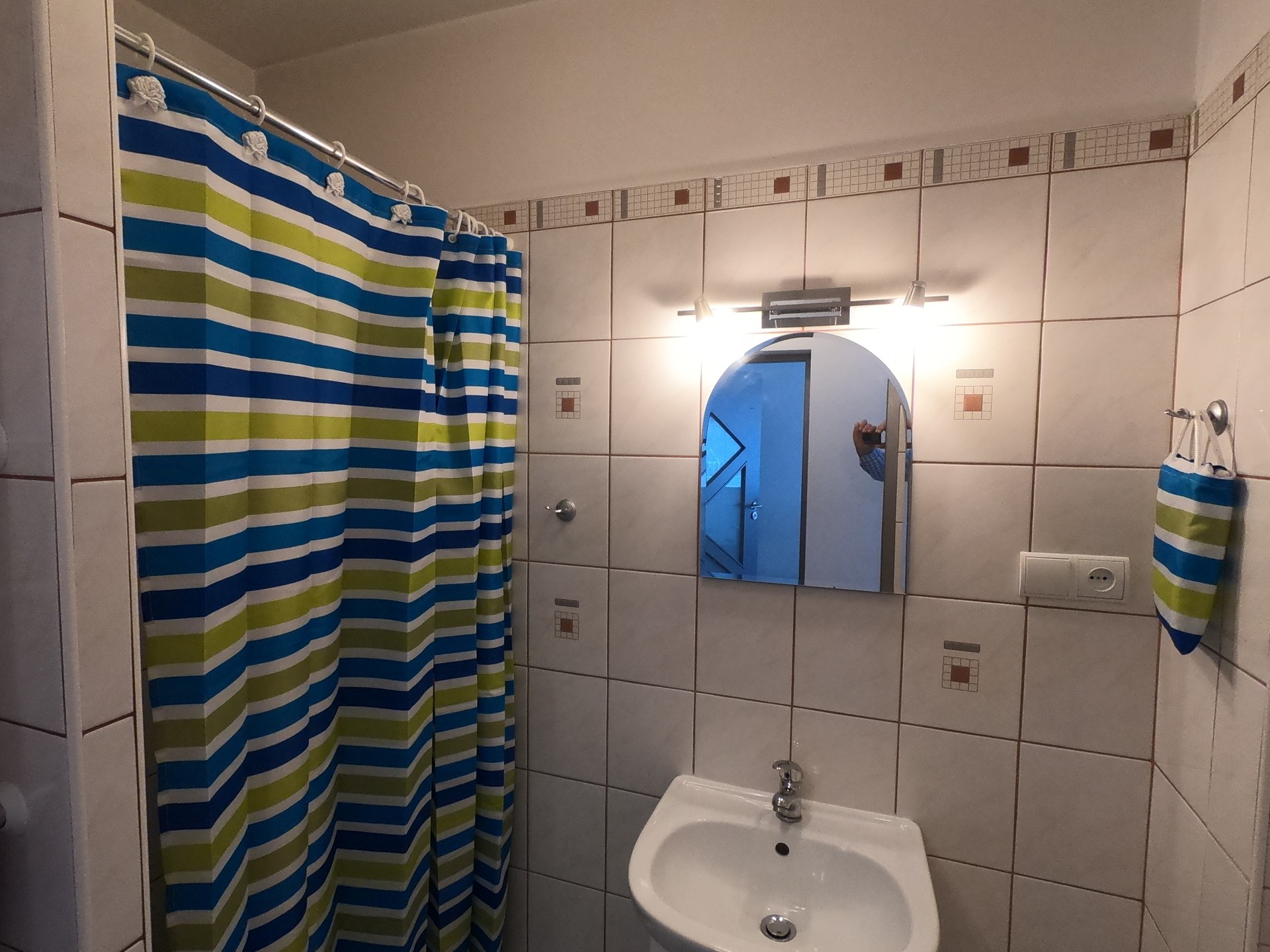 Nice Studio Apartment with all new furniture. Superb location. Flat