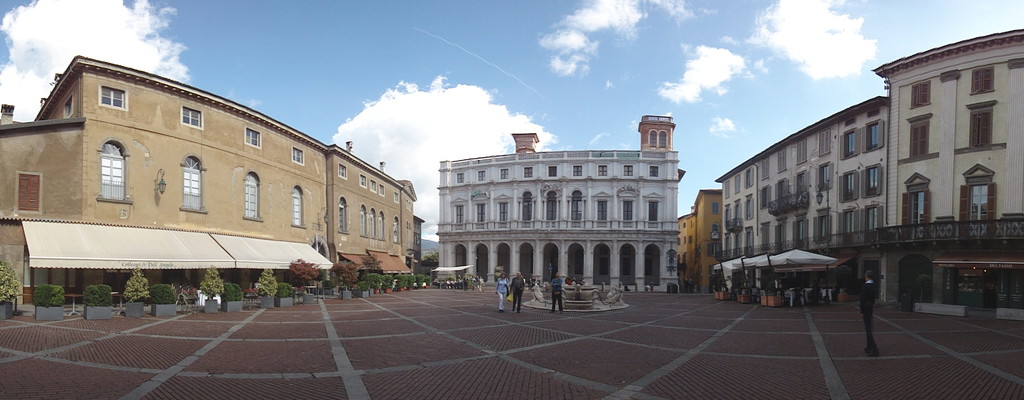 Panorámica plaza (Città Alta)