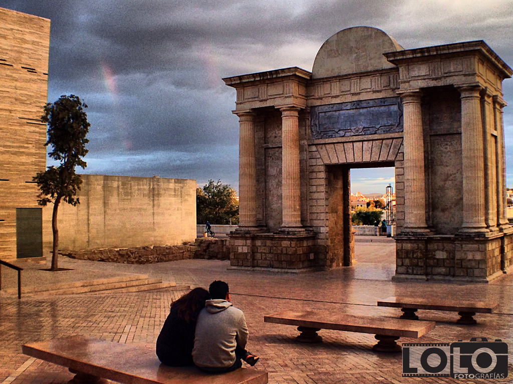 Pareja en La Puerta del Puente.