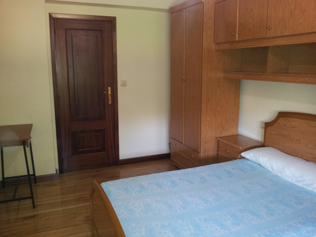 Piso de tres habitaciones completamente amueblado todo exterior