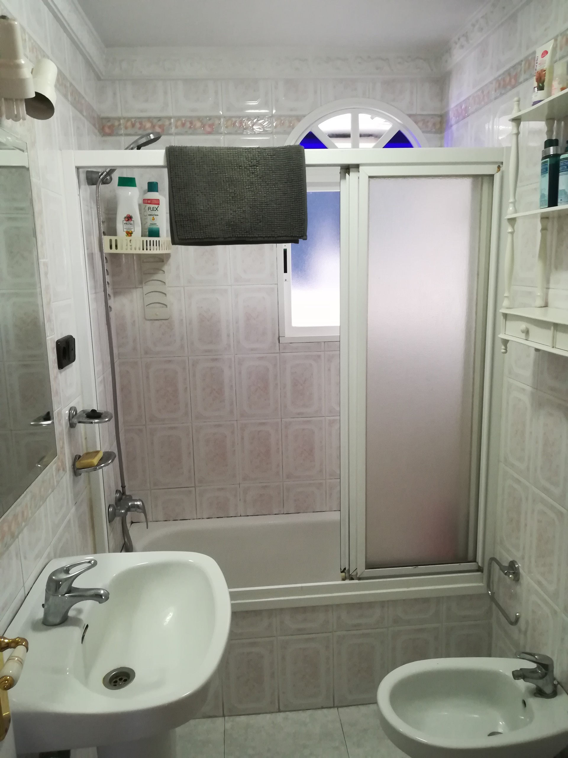 Piso pequeño y luminoso, 3 habitaciones, 1 cuarto de baño, 1 cocina, 1