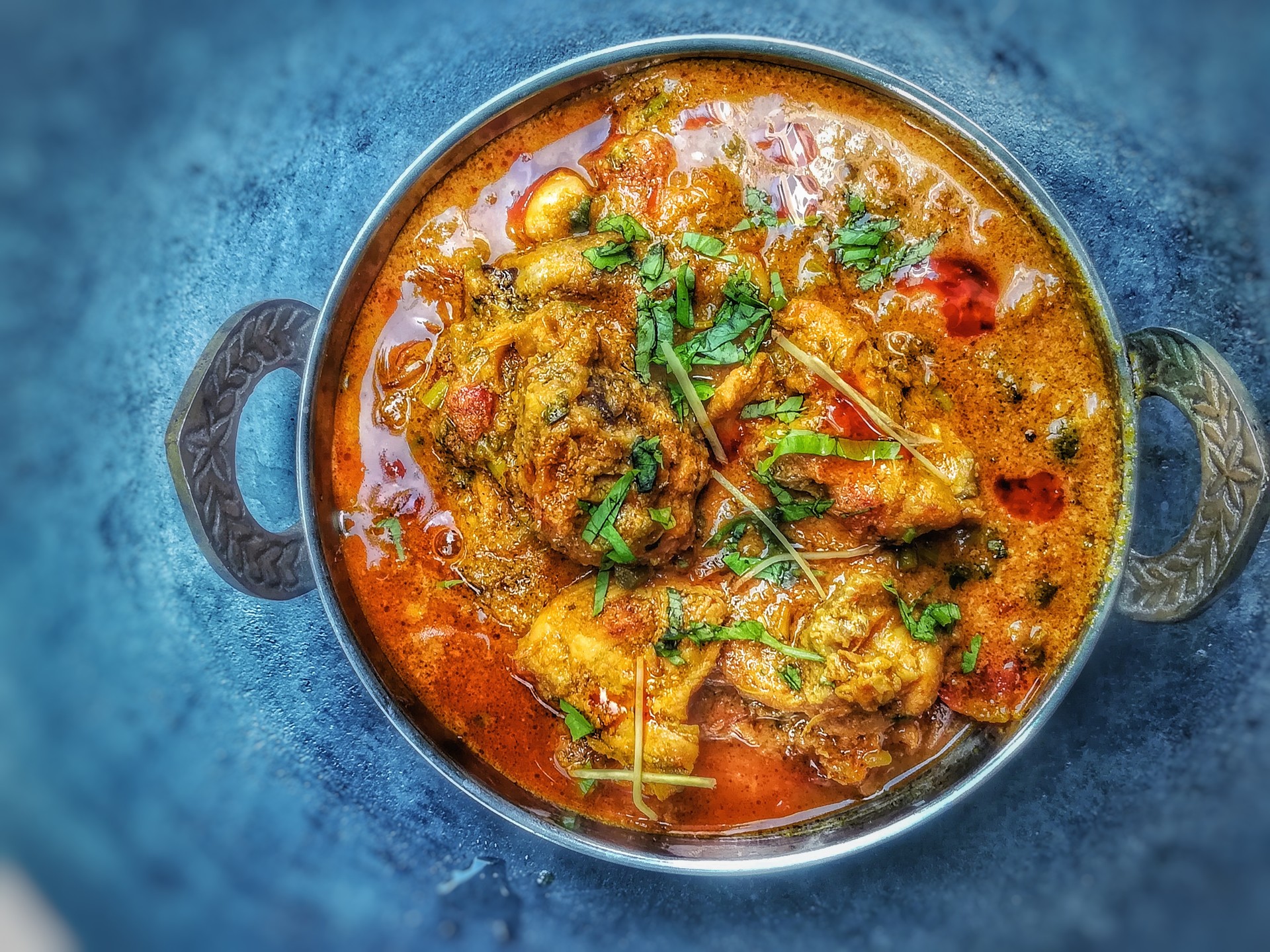 Pollo al curry indiano piccante e pollo fritto