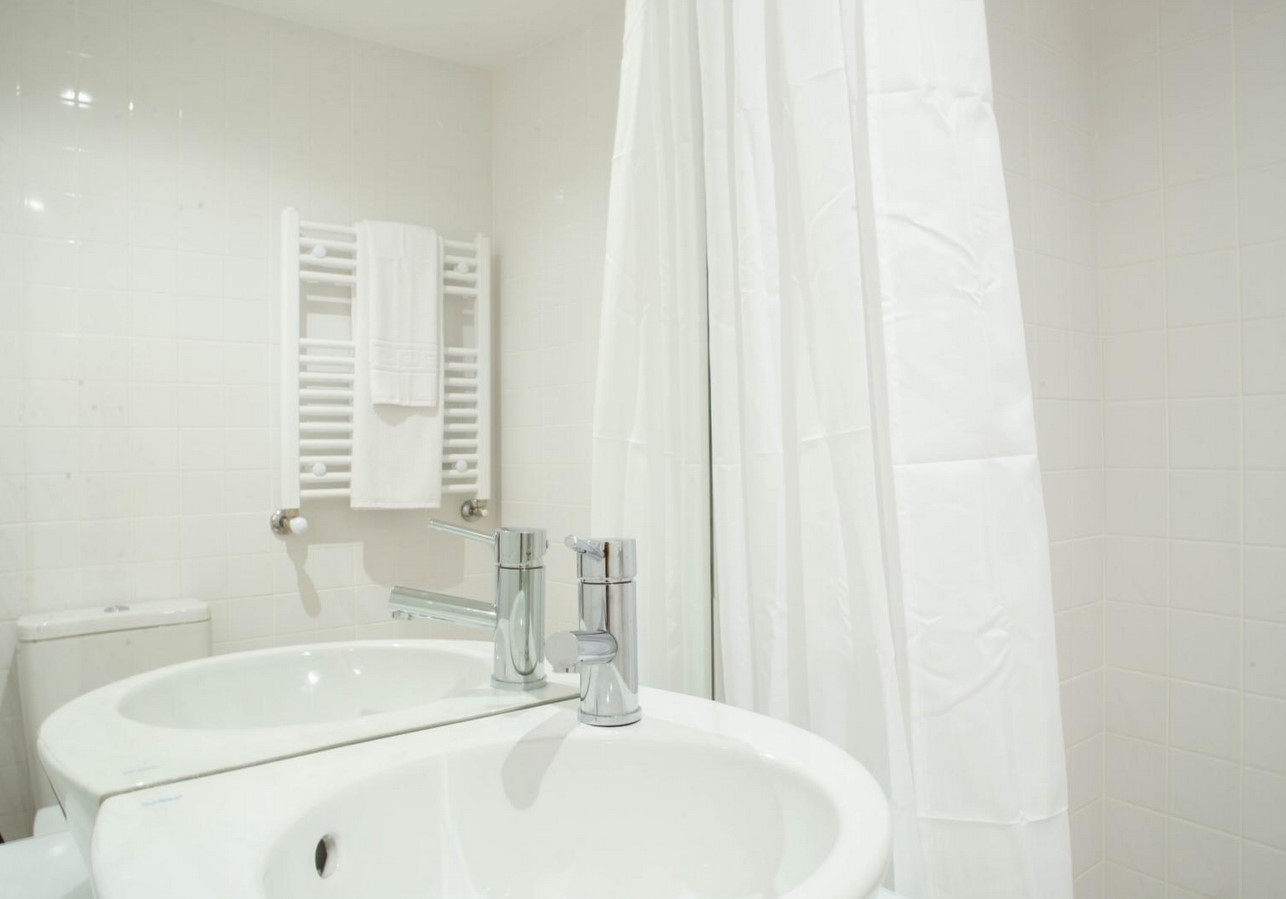 Room in university dorm in Porto with internet and with cleaning service