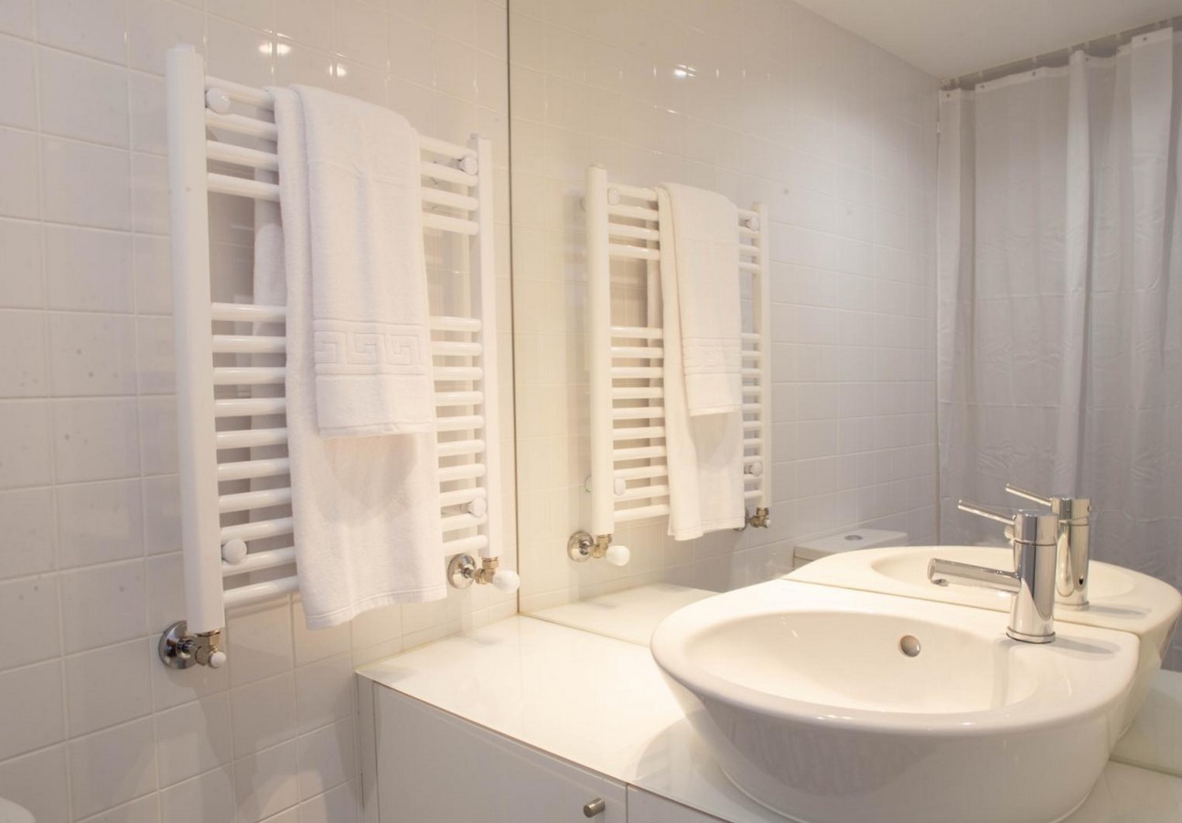 Bright room in University Residence in Oporto_all services included