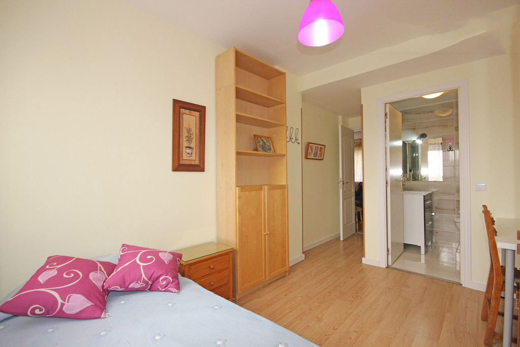 private bedroom with ensuite bathroom all bills included | room for