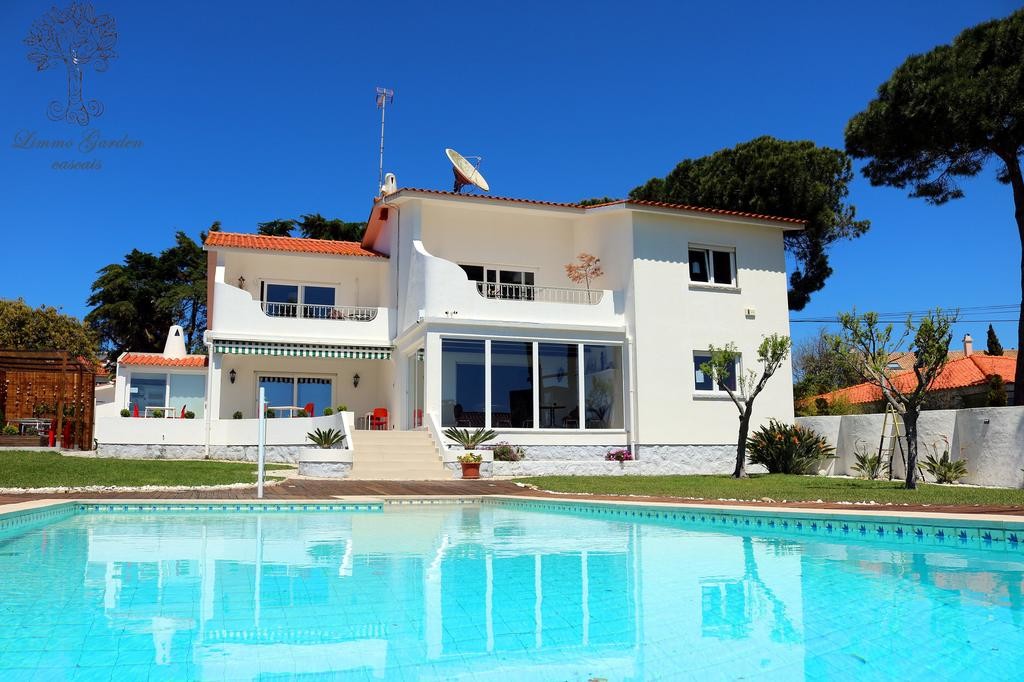 Bedroom For Rent In A International Student House In Cascais With Internet And With Swimming Pool