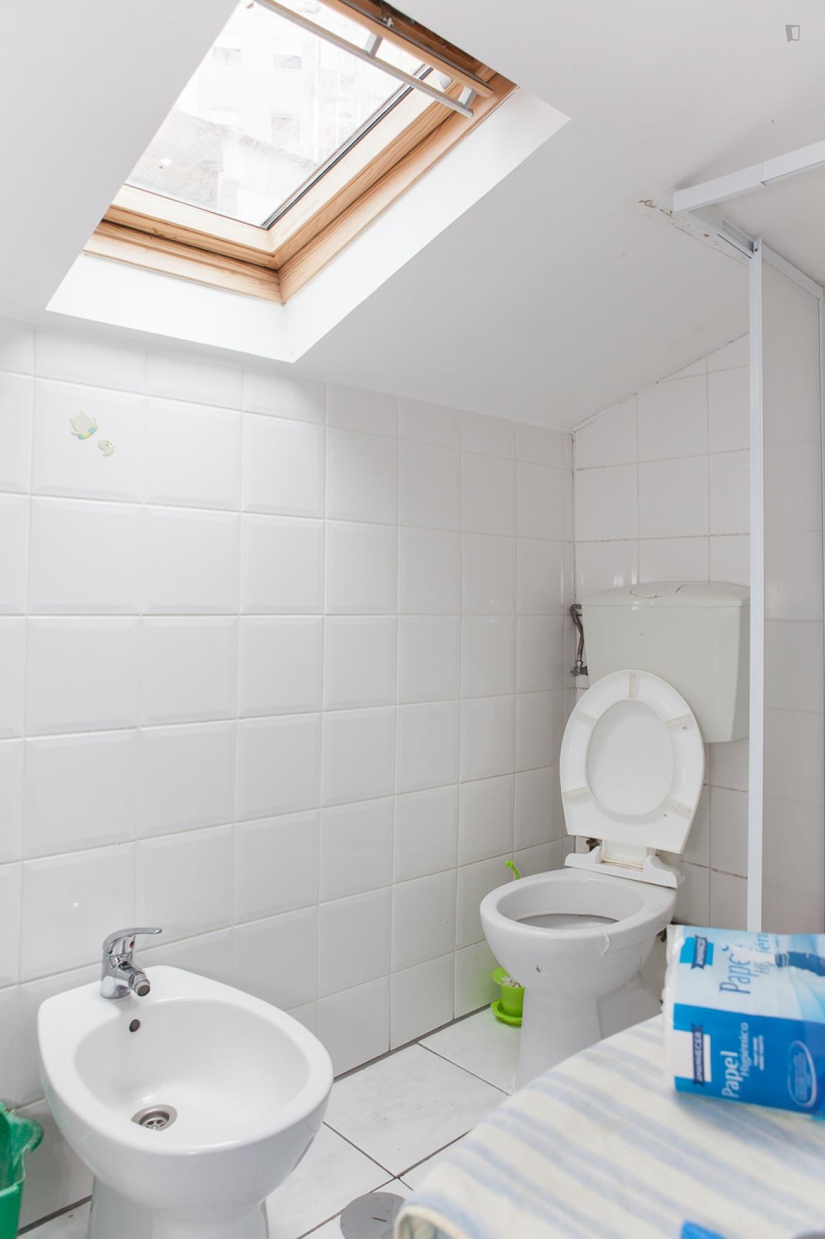 Quarto a 10 / 15 minutos a pé da Praça da República e da Universidade de Coimbra.