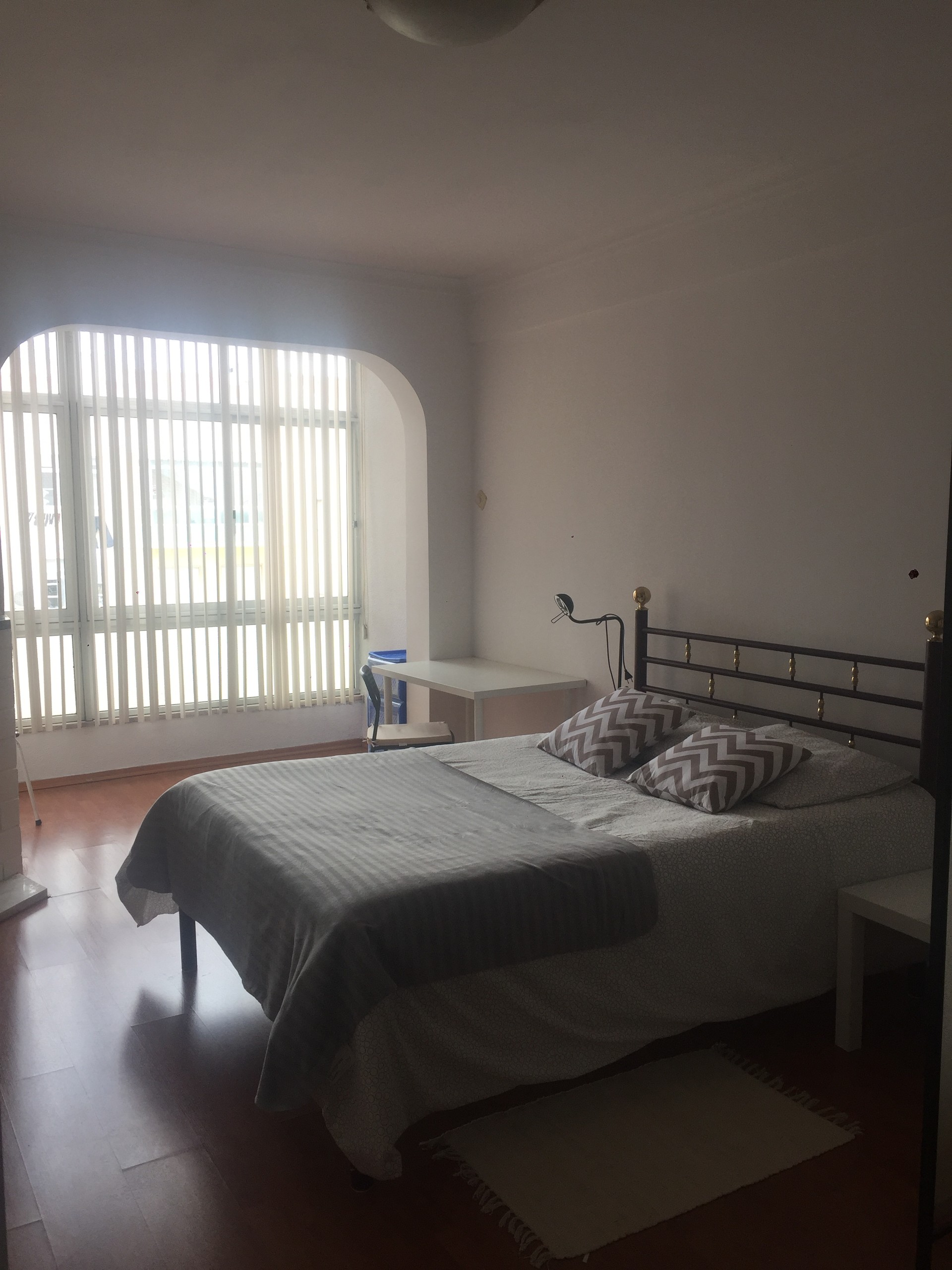 QUARTO AMPLO E COM BASTANTE LUZ NATURAL EM ZONA RESIDENCIAL