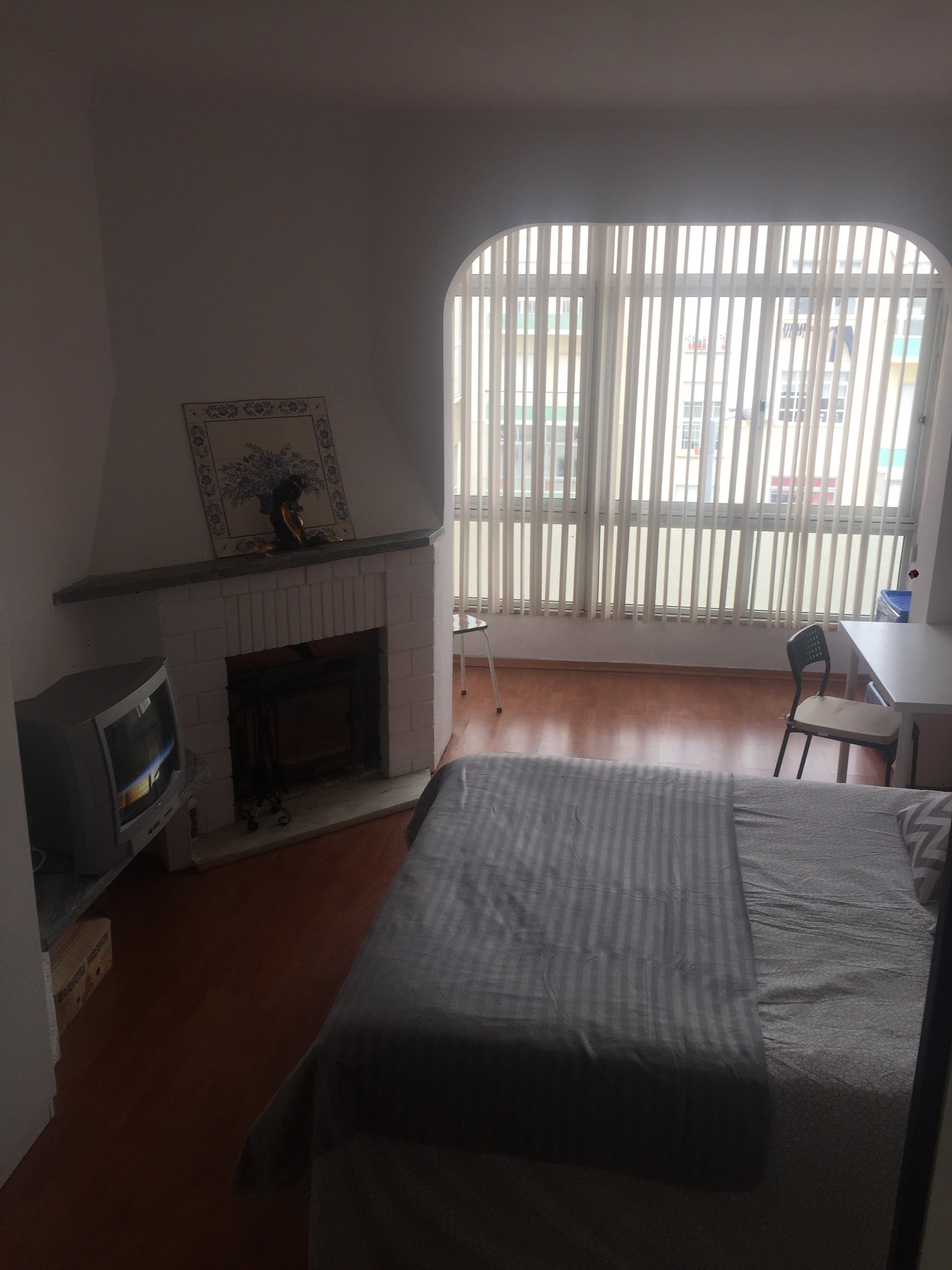 QUARTO AMPLO E COM BASTANTE LUZ NATURAL EM ZONA RESIDENCIAL