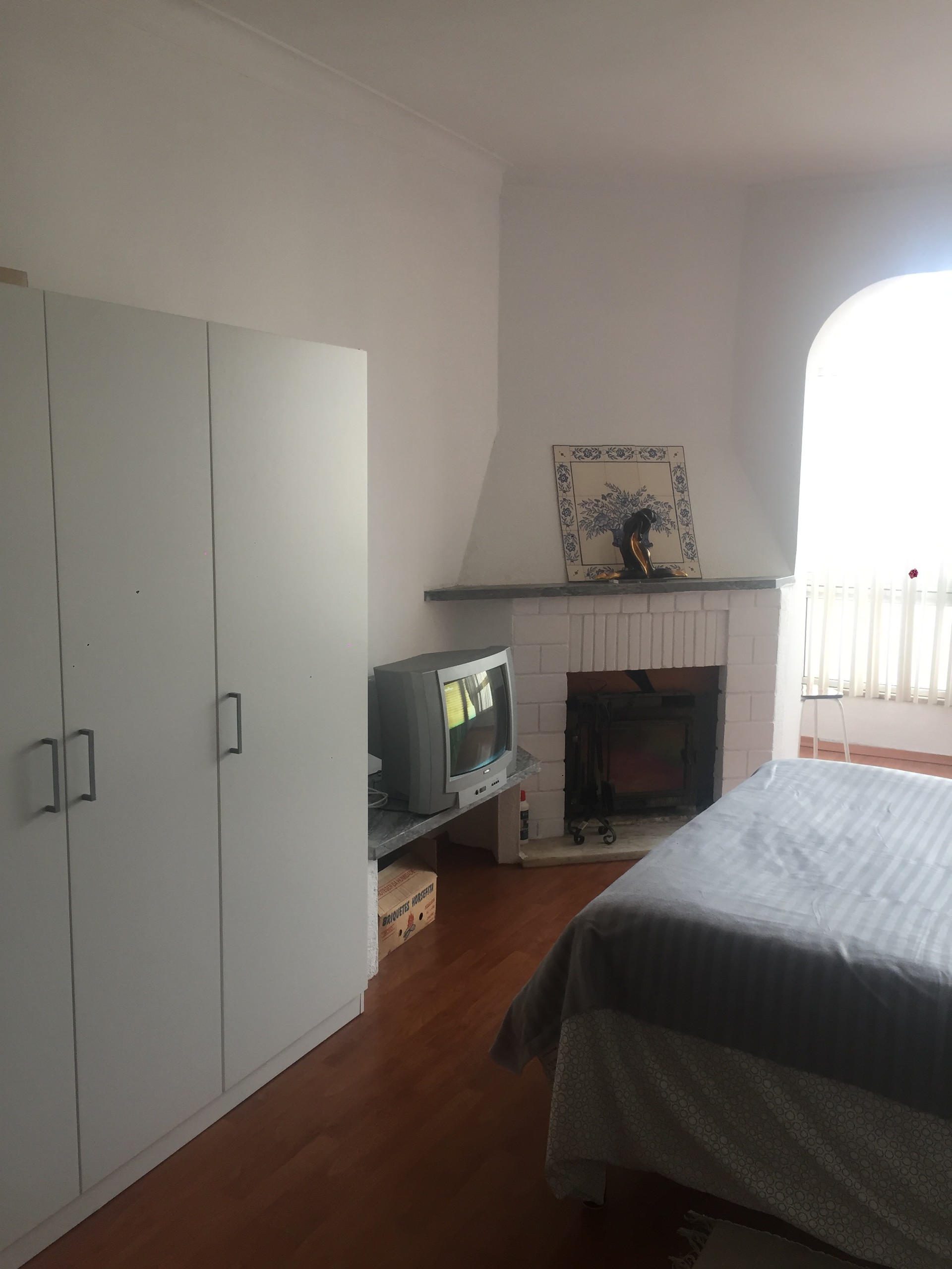 QUARTO AMPLO E COM BASTANTE LUZ NATURAL EM ZONA RESIDENCIAL