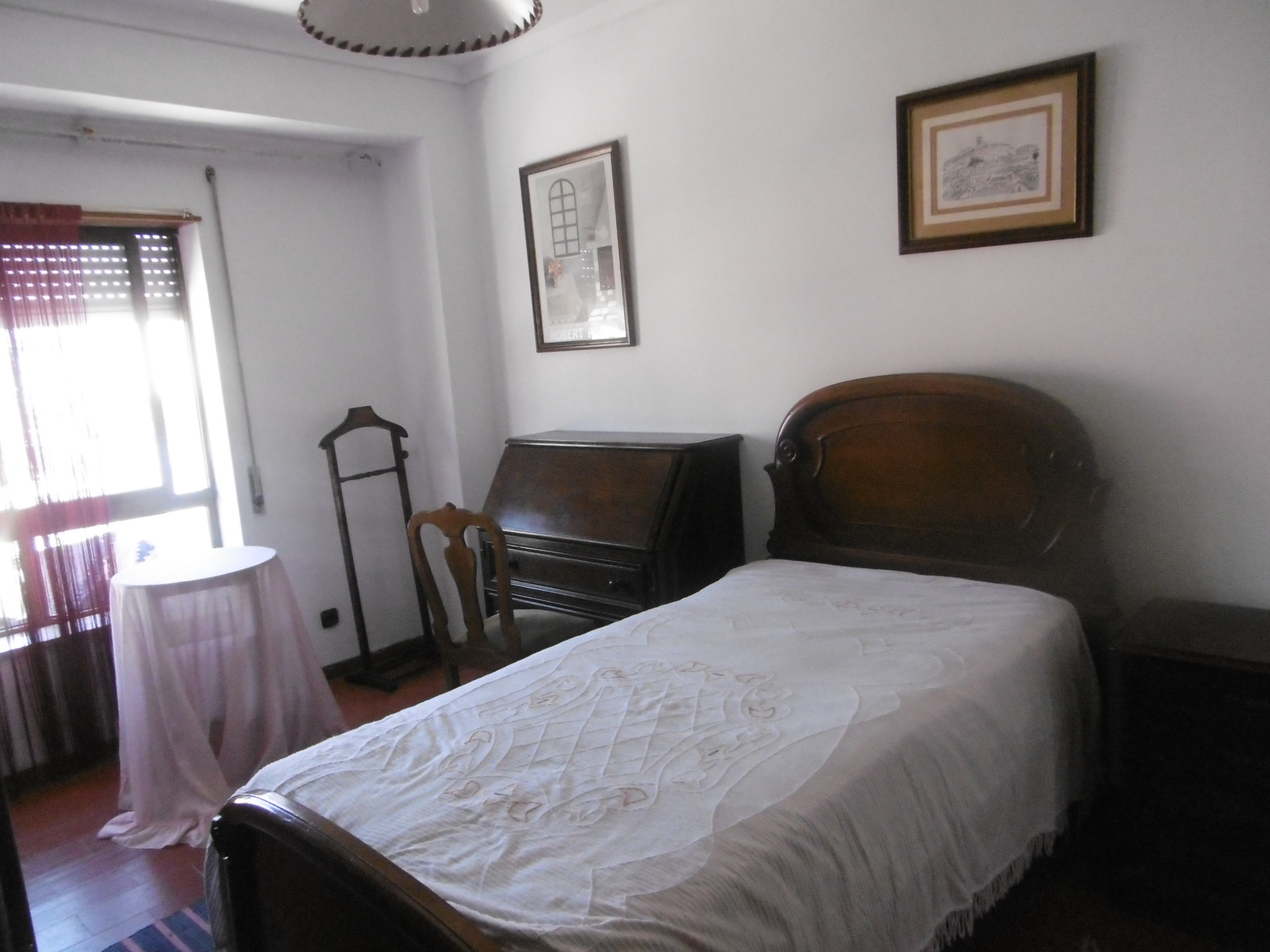 Quarto amplo, ensolarado e bem mobilado para rapaz