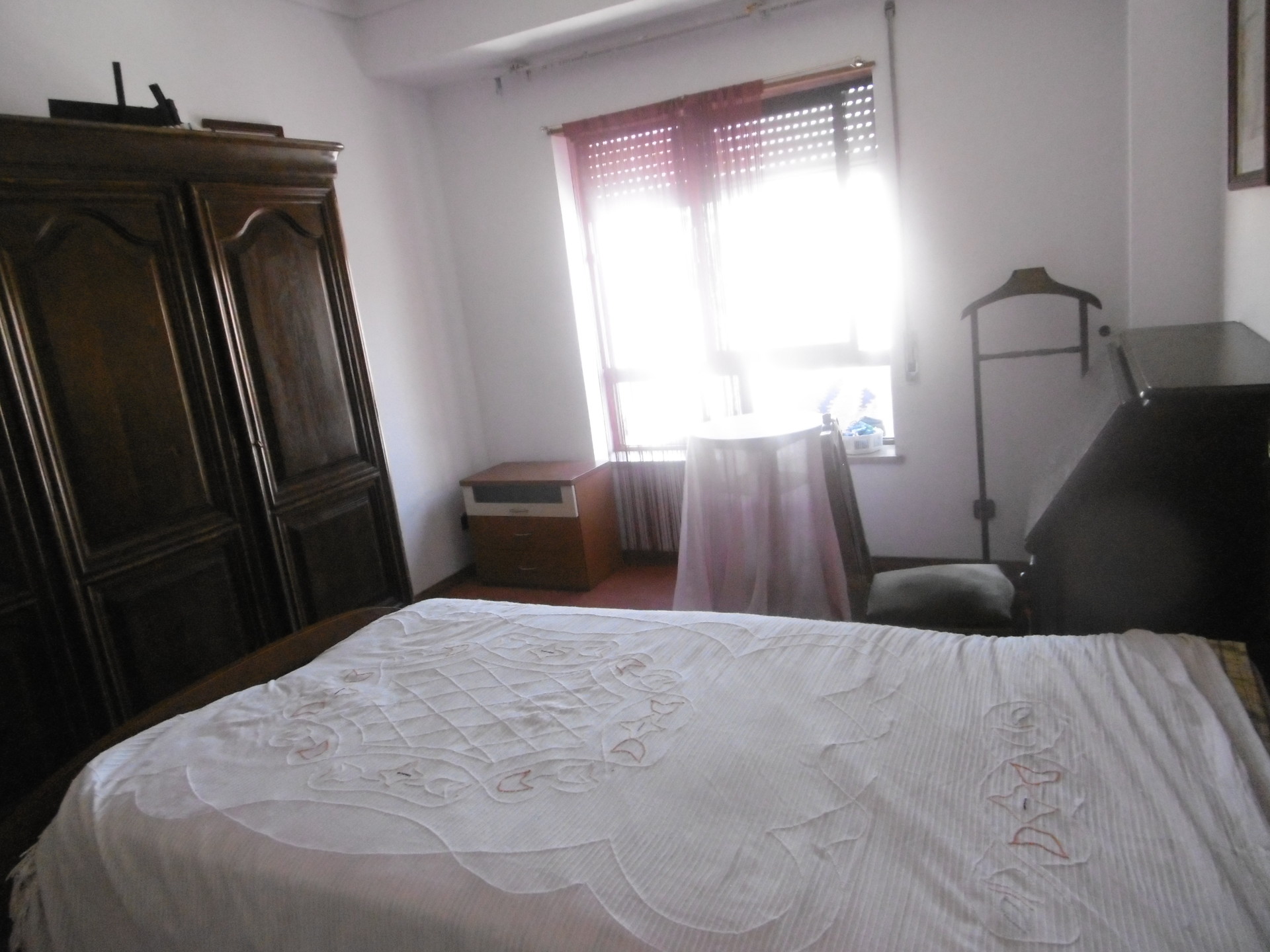 Quarto amplo, ensolarado e bem mobilado para rapaz