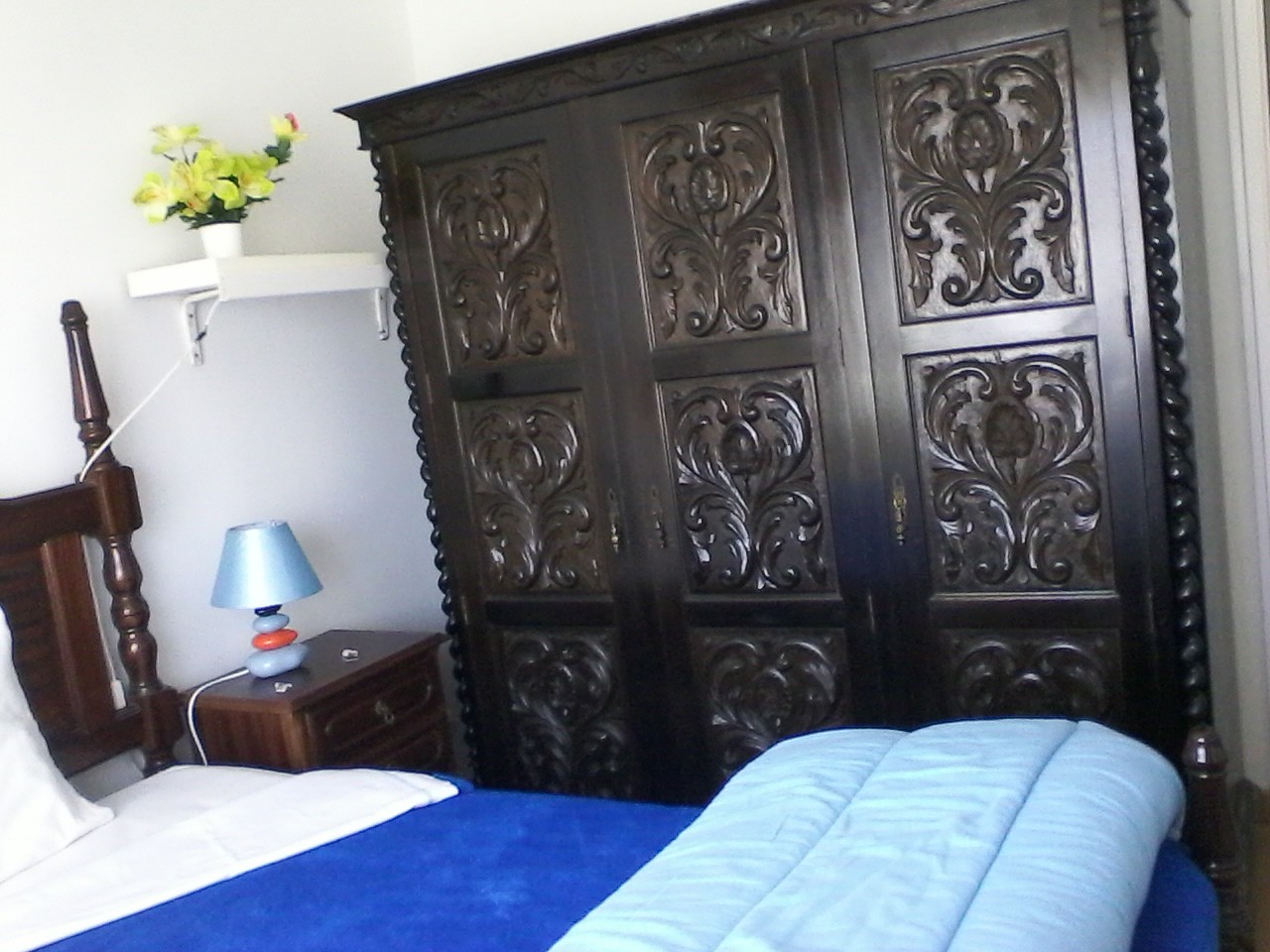 Quarto em apartamento amplo com quatro quartos