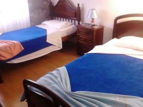 Quarto em apartamento amplo com quatro quartos