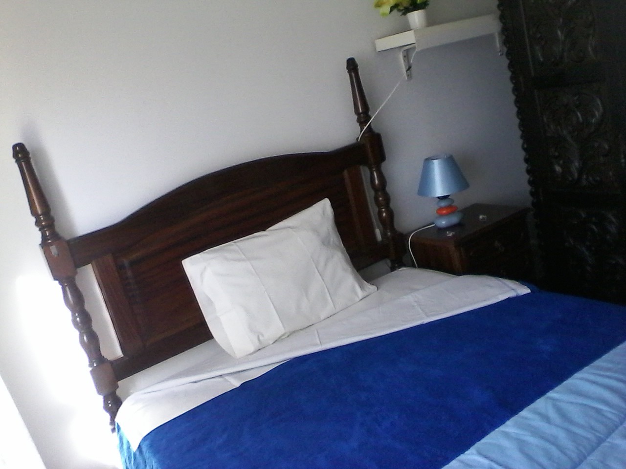 Quarto em apartamento amplo com quatro quartos