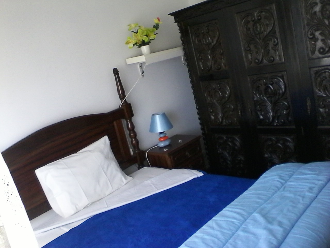 Quarto em apartamento amplo com quatro quartos