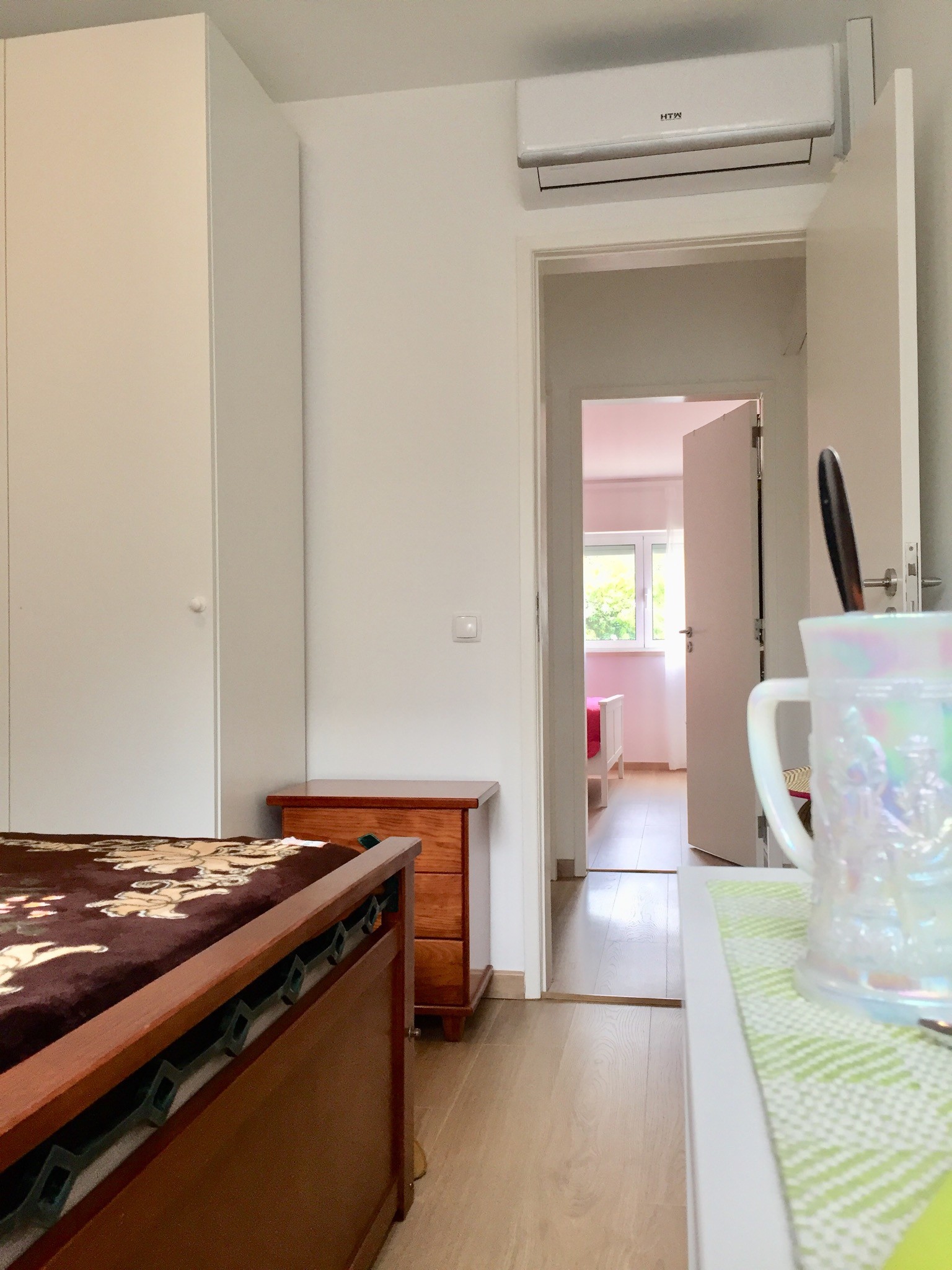 Quarto com ar condicionado e wc privativo, bem localizado