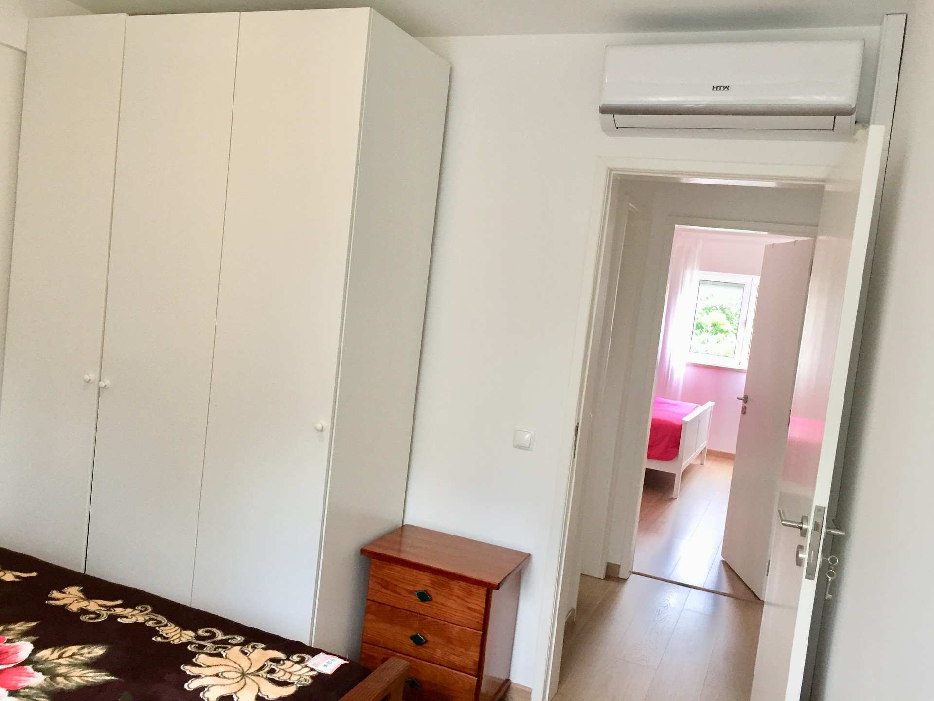 Quarto com ar condicionado e wc privativo, bem localizado