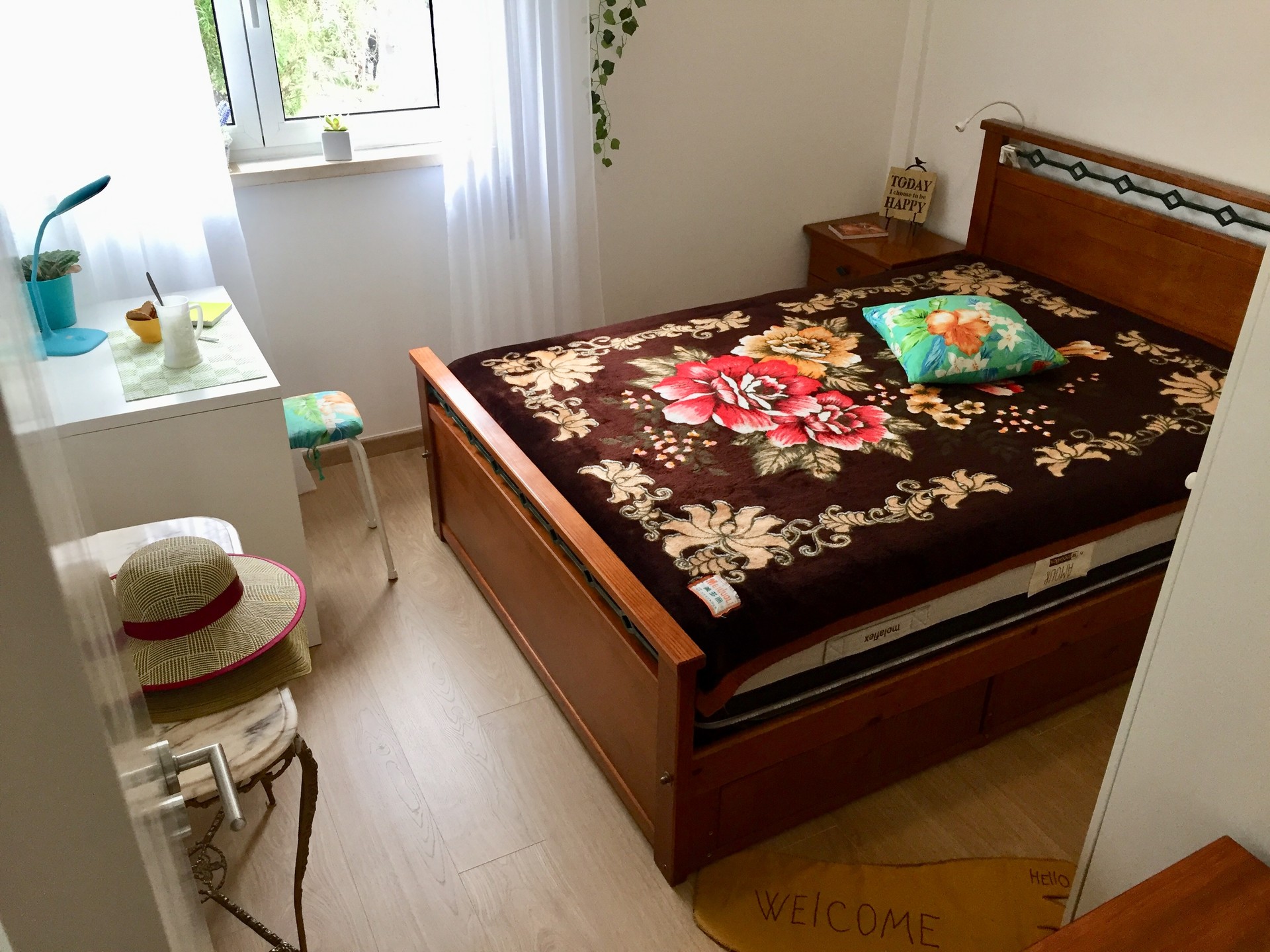 Quarto com ar condicionado e wc privativo, bem localizado