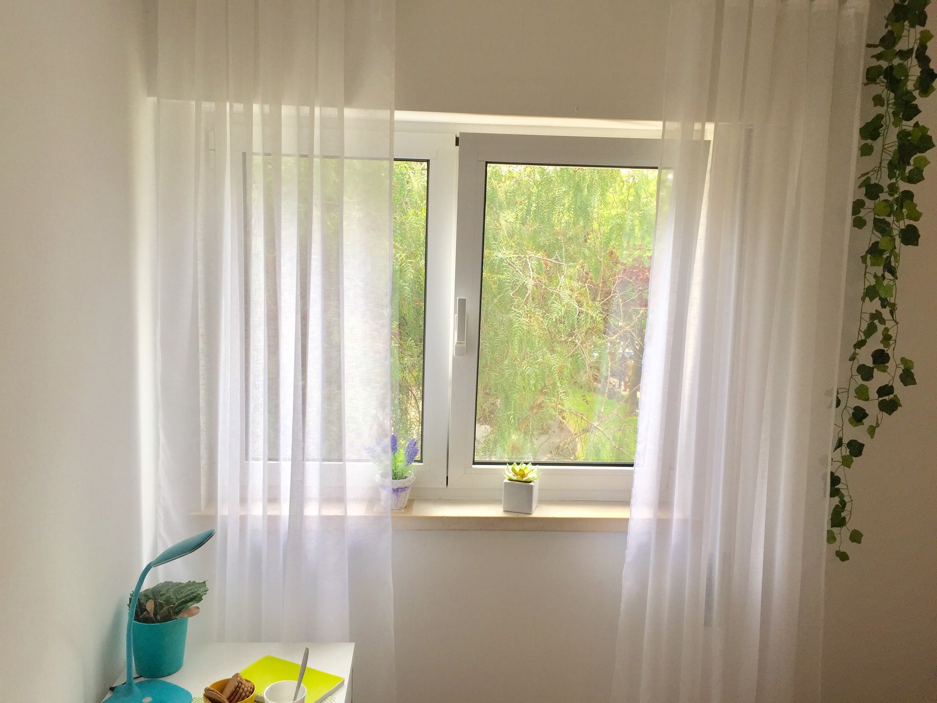 Quarto com ar condicionado e wc privativo, bem localizado