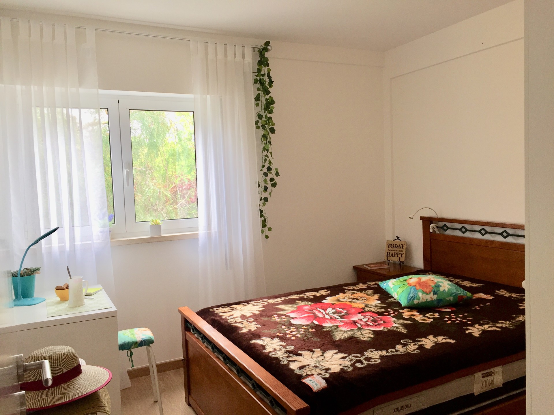 Quarto com ar condicionado e wc privativo, bem localizado