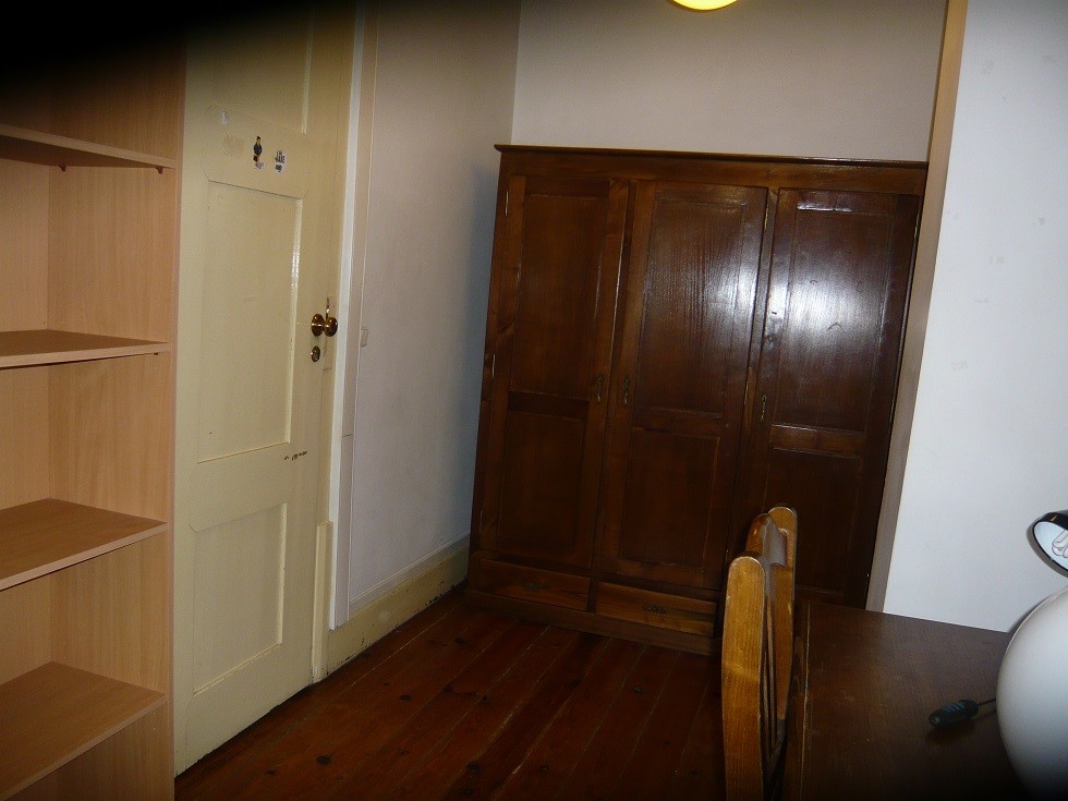 Quarto com cama de casal, em casa com terraço