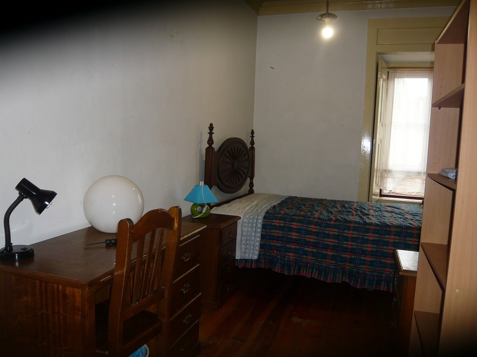 Quarto com cama de casal, em casa com terraço