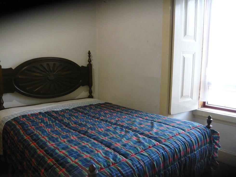 Quarto com cama de casal, em casa com terraço