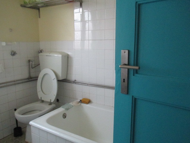 Quarto em casa a partilhar