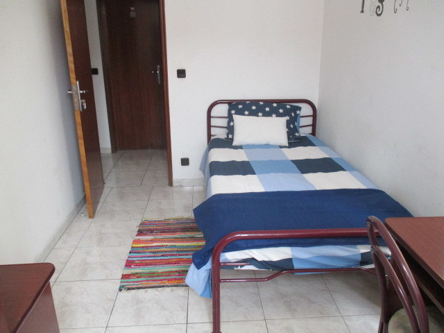 Quarto em casa a partilhar