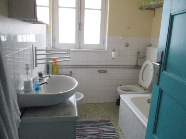 Quarto em casa a partilhar