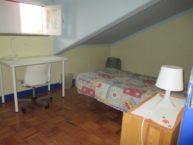 Quarto em casa a partilhar