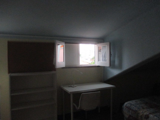 Quarto em casa a partilhar