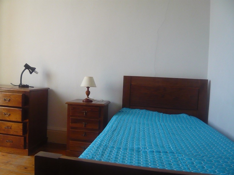 4 quarto disponíveis em casa à Praça da República, Coimbra. Grande area de estar e terraço.