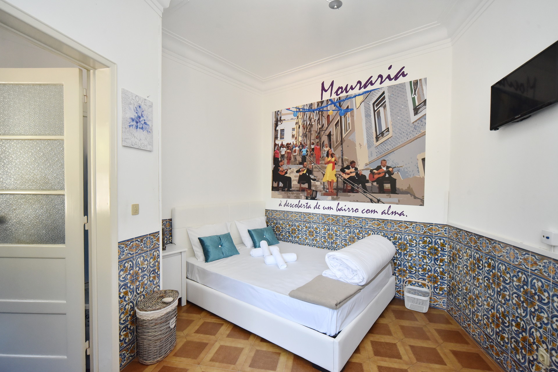 Room for rent in 6-bedroom apartment in Lisbon