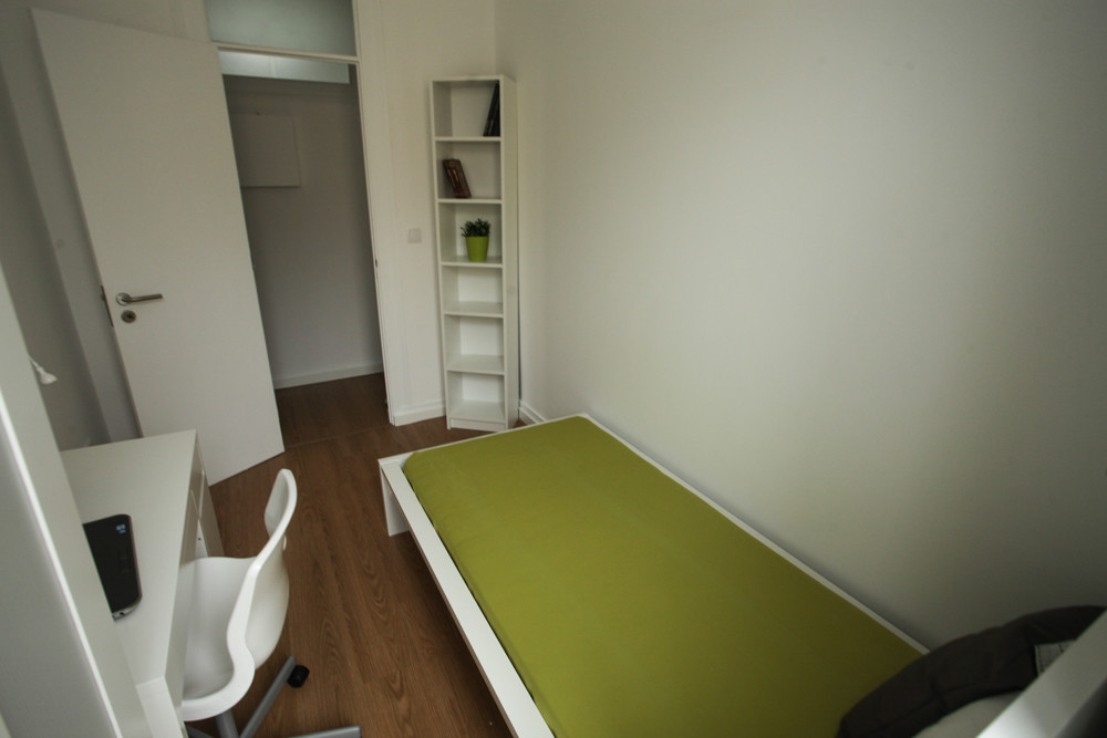 Room for rent in 10-bedroom apartment in Lisbon with internet and with cleaning service
