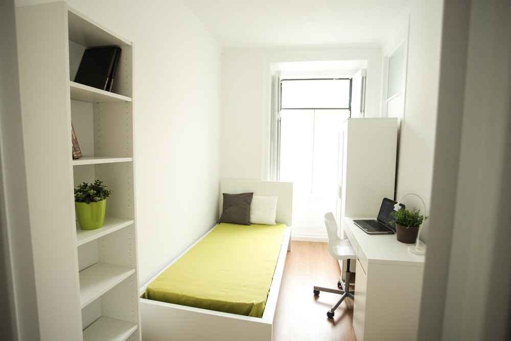 Room for rent in 10-bedroom apartment in Lisbon with internet and with cleaning service
