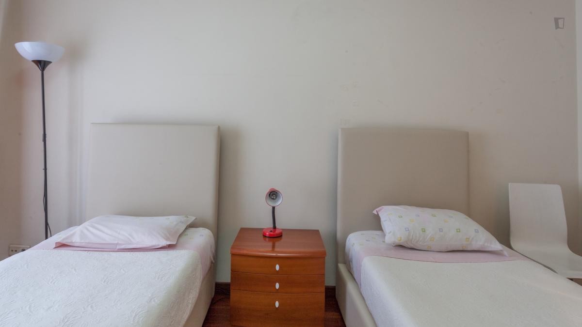 Room for rent in 2-bedroom apartment in Porto