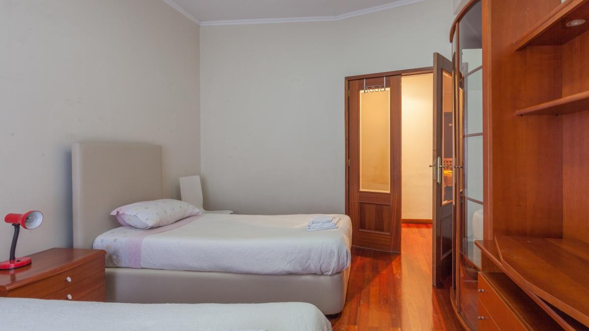 Room for rent in 2-bedroom apartment in Porto