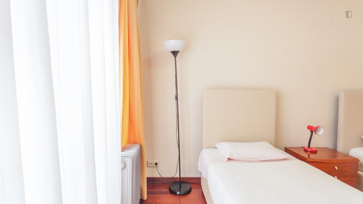 Room for rent in 2-bedroom apartment in Porto