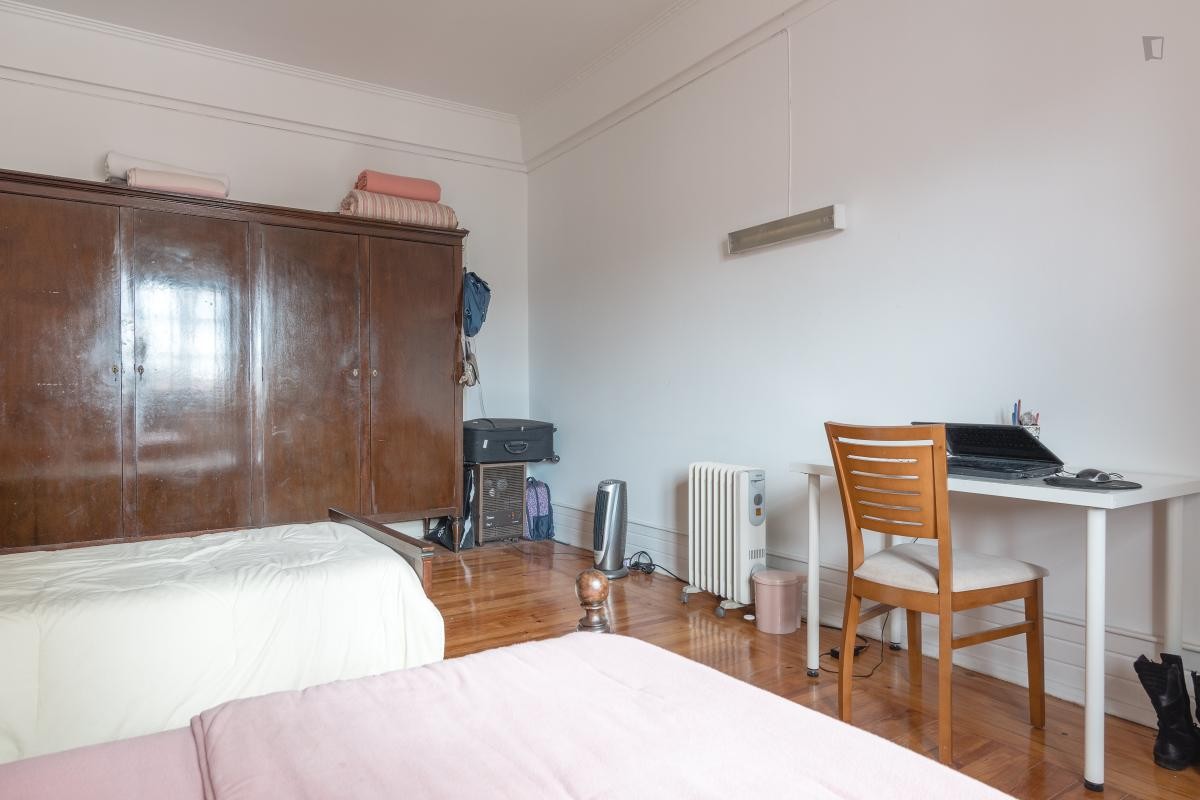 Room for rent in 4-bedroom apartment in Lisbon