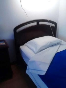 Quarto em apartamento amplo com quatro quartos