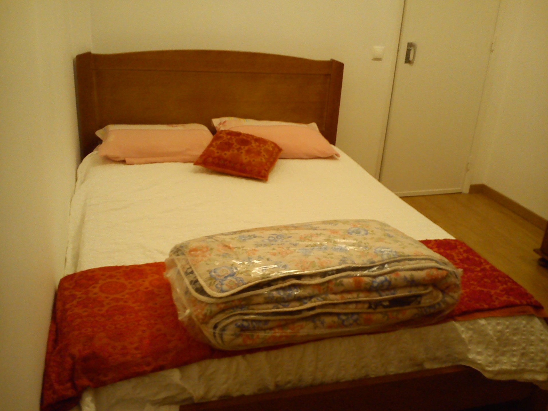 Quarto em apartamento amplo com quatro quartos